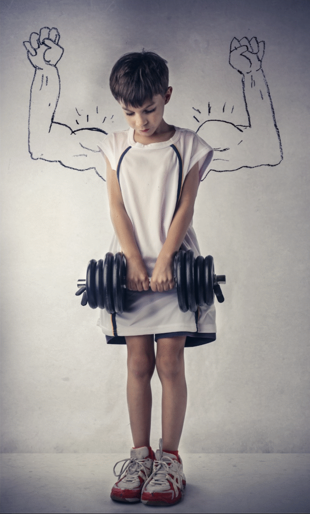 Criança segurando halter com braços musculosos desenhados simbolizando força e desenvolvimento através do treinamento resistido